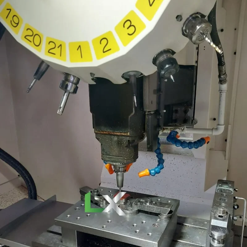 CENTRO DE USINAGEM E FURAÇÃO FANUC ROBODRILL ALPHA-D21liB5 - ANO 2023 (2)
