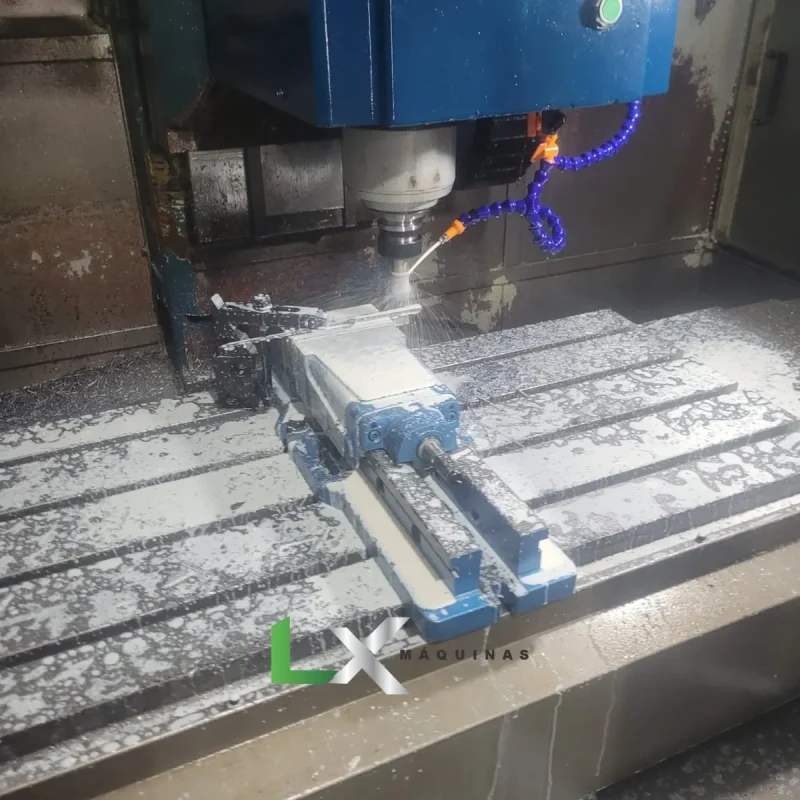 CENTRO DE USINAGEM FEELER FV1000 - ANO 1997 (2)