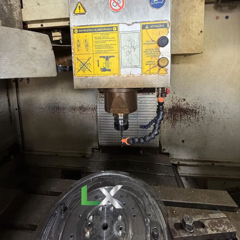 CENTRO DE USINAGEM ROMI D560 – SIEMENS – COM TRANSPORTADOR DE CAVACOS (13)