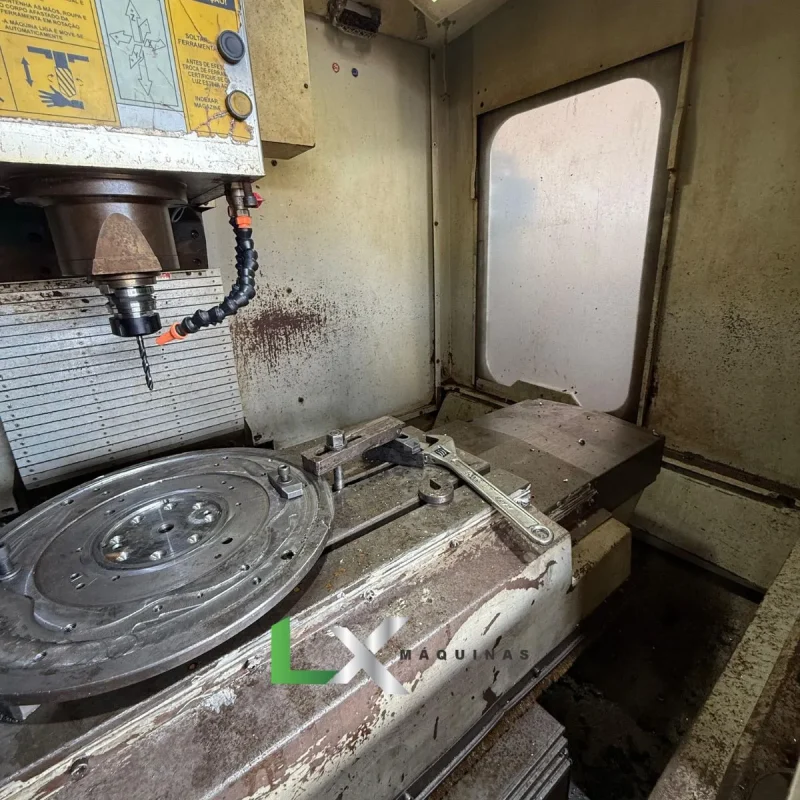 CENTRO DE USINAGEM ROMI D560 – SIEMENS – COM TRANSPORTADOR DE CAVACOS (3)