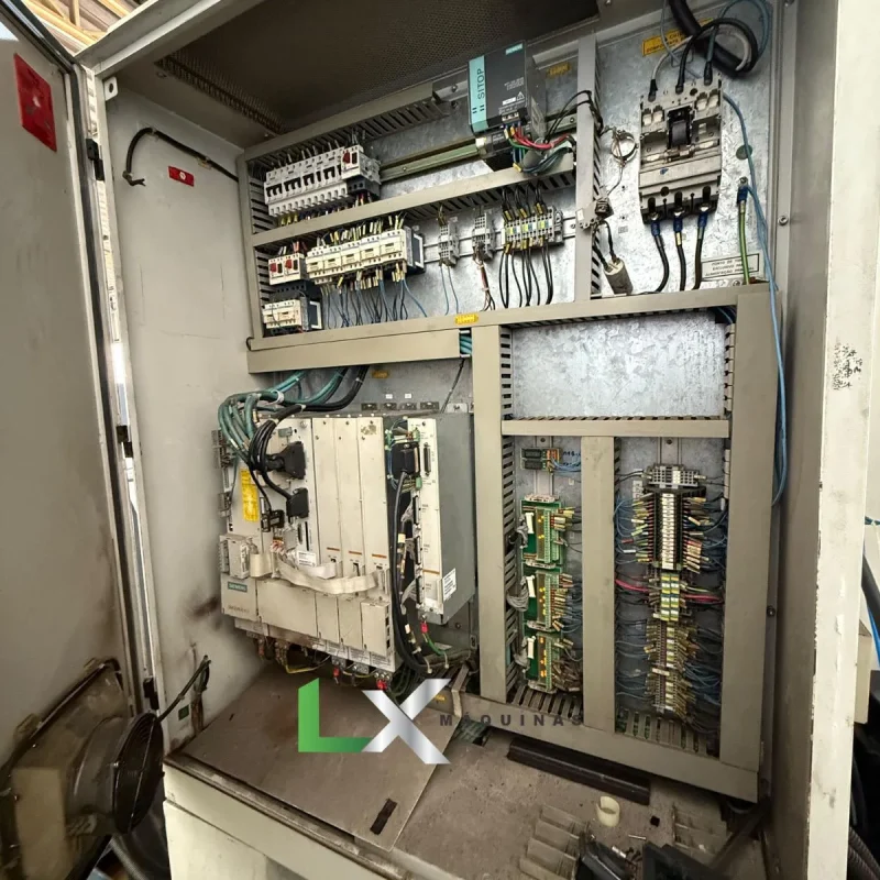 CENTRO DE USINAGEM ROMI D560 – SIEMENS – COM TRANSPORTADOR DE CAVACOS (6)