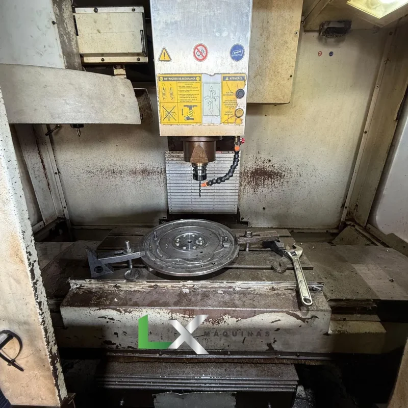 CENTRO DE USINAGEM ROMI D560 – SIEMENS – COM TRANSPORTADOR DE CAVACOS (7)