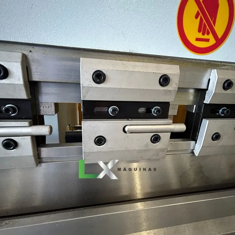 DOBRADEIRA HIDRÁULICA WC67Y - 250 X 3200 (1)