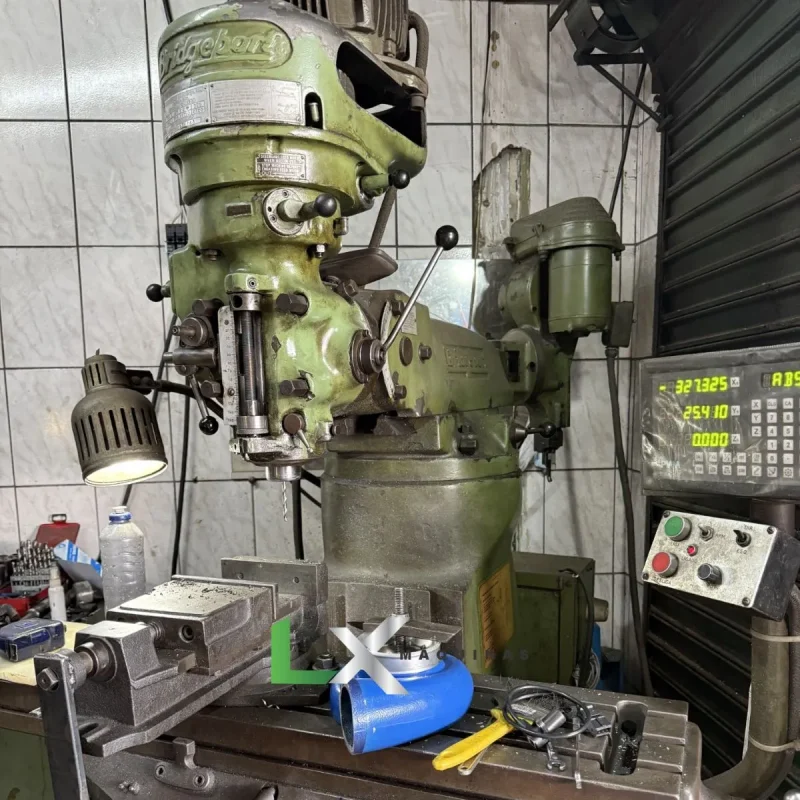 FRESADORA BRIDGEPORT ISO 30 COM CABEÇOTE FERRAMENTEIRO E CHAVETEIRO + INVERSOR (1)