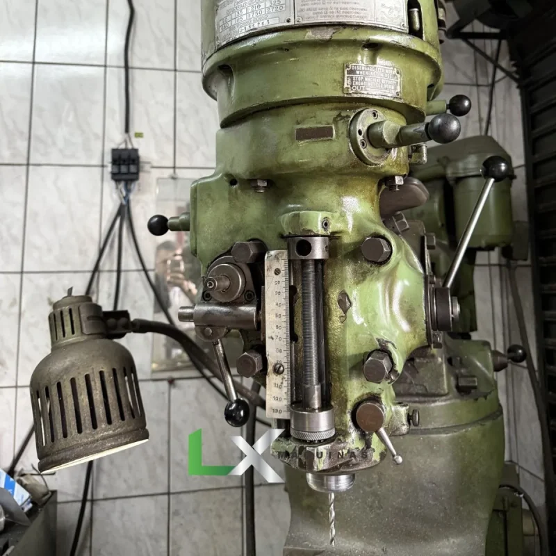 FRESADORA BRIDGEPORT ISO 30 COM CABEÇOTE FERRAMENTEIRO E CHAVETEIRO + INVERSOR (2)