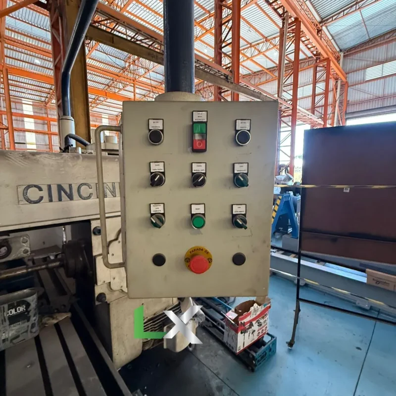 FRESADORA CINCINNATI ISO 50 - 1250 X 500MM (1)