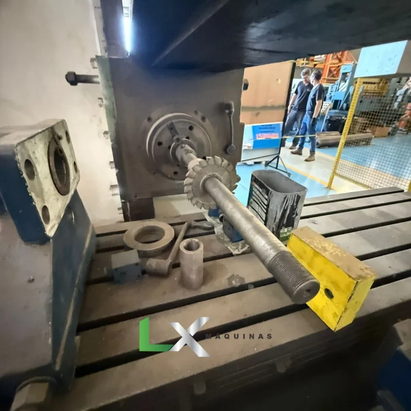 FRESADORA CINCINNATI ISO 50 - 1250 X 500MM (3)